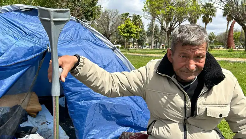 Kaza Sonrası Hayatı Değişen Genç: Parkta Çadırda Yaşam Mücadelesi