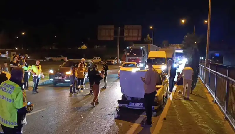 Otoyolda Geri Dönüş Kazası: İkisi Çocuk Dört Kişi Yaralandı
