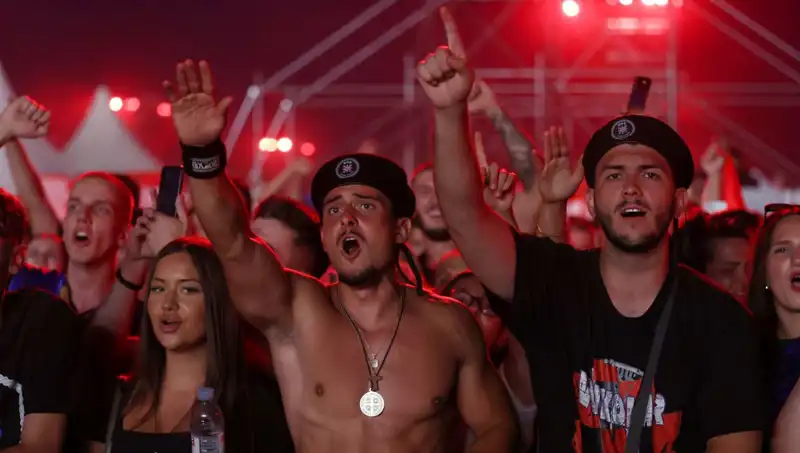 Thompson Konserinde Yaşanan Nazi Selamı Skandalı: Hayranlar Ne Dedi?