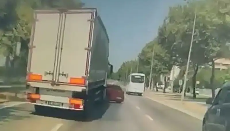 Bursa'da Feci Kaza: Kör Noktada İki Aracın Çarpışmasıyla 4 Yaralı
