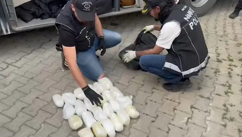 Yolcunun Valizinden 13 Kilo Metamfetamin Çıktı: Uyuşturucu Operasyonu Detayları