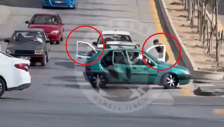 Trafikte Şok Olay: Bıçak ve Kılıçlarla Saldırıya Gözaltı!