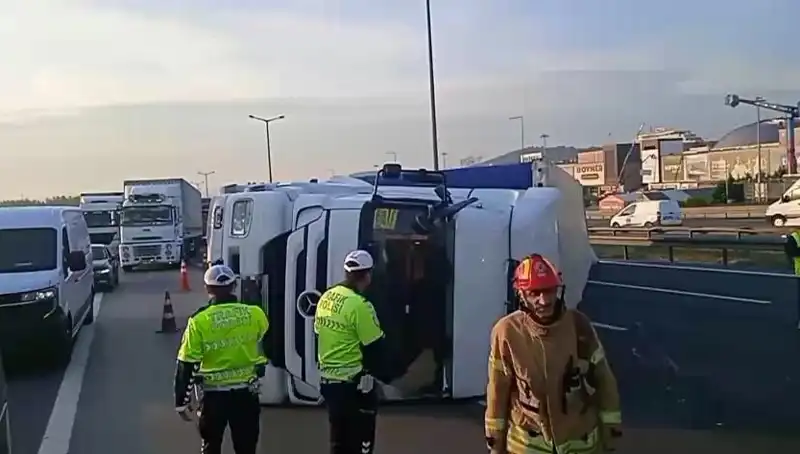 Pendik’te TEM Otoyolu'nda Devrilen TIR, İstanbul Trafiğini Kilitledi