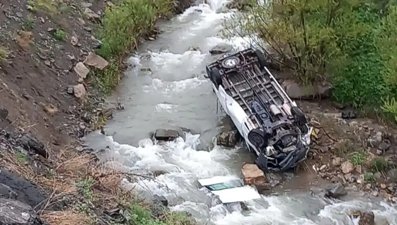 Hakkari'de Minibüs Devrildi: Derede Can Pazarı ve Facia!