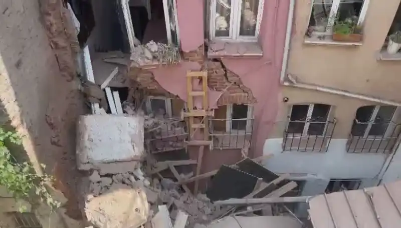 İstanbul'da Üç Katlı Bina Balkonunun Çökmesi: Olayla İlgili Son Gelişmeler