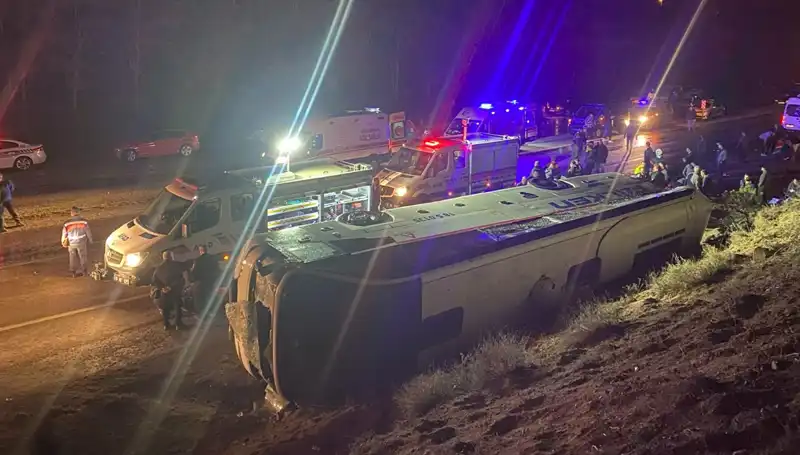 İşçi Servisi Şarampole Devrildi: 23 Yaralı, Kazanın Sebepleri Araştırılıyor