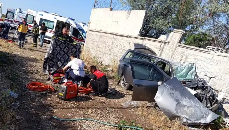 Lastiği Patlayan Araç İstinat Duvarına Çarparak Tragik Bir Kaza Yaratıyor