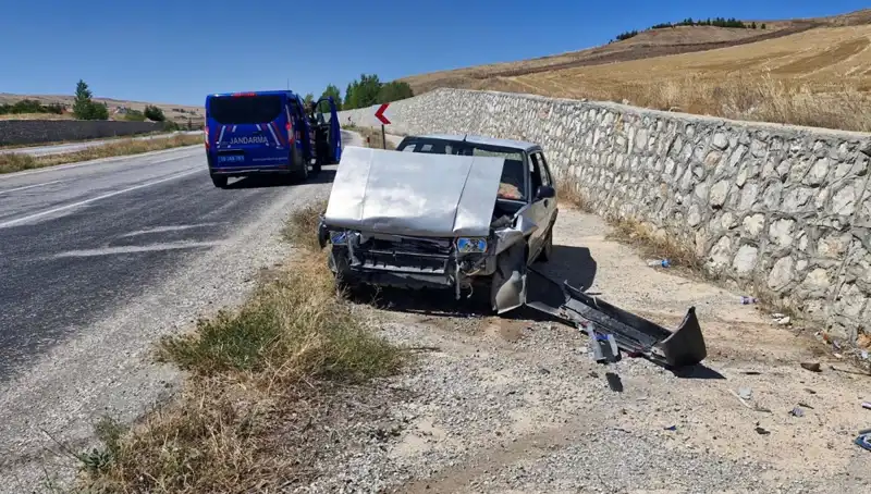 Kontrolden Çıkan Otomobil Duvara Çarparak İki Kişiyi Yaraladı