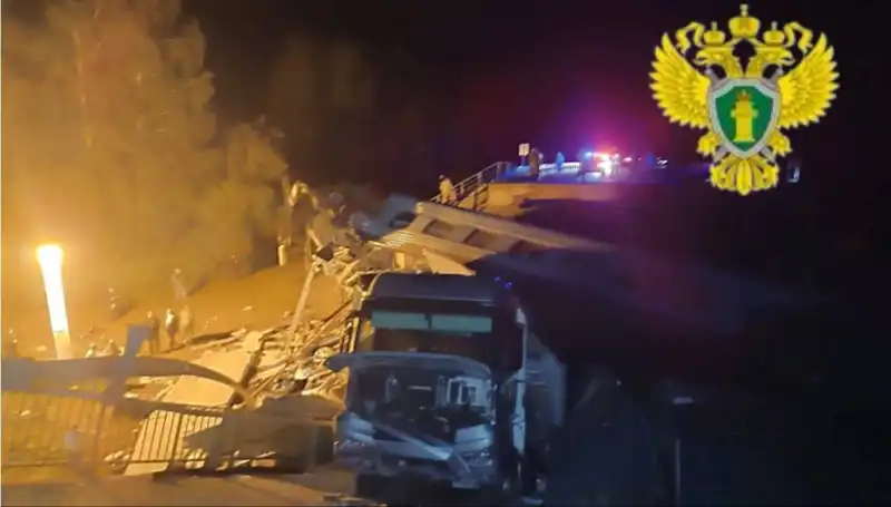 Rusya'da Köprü Çöktü: Trenin Üzerine Düşmesiyle Can Kaybı Artıyor