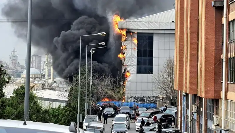 Başakşehir Sanayi Sitesinde Çıkan Yangın Korkuttu, Ekipler Hızla Müdahale Etti!