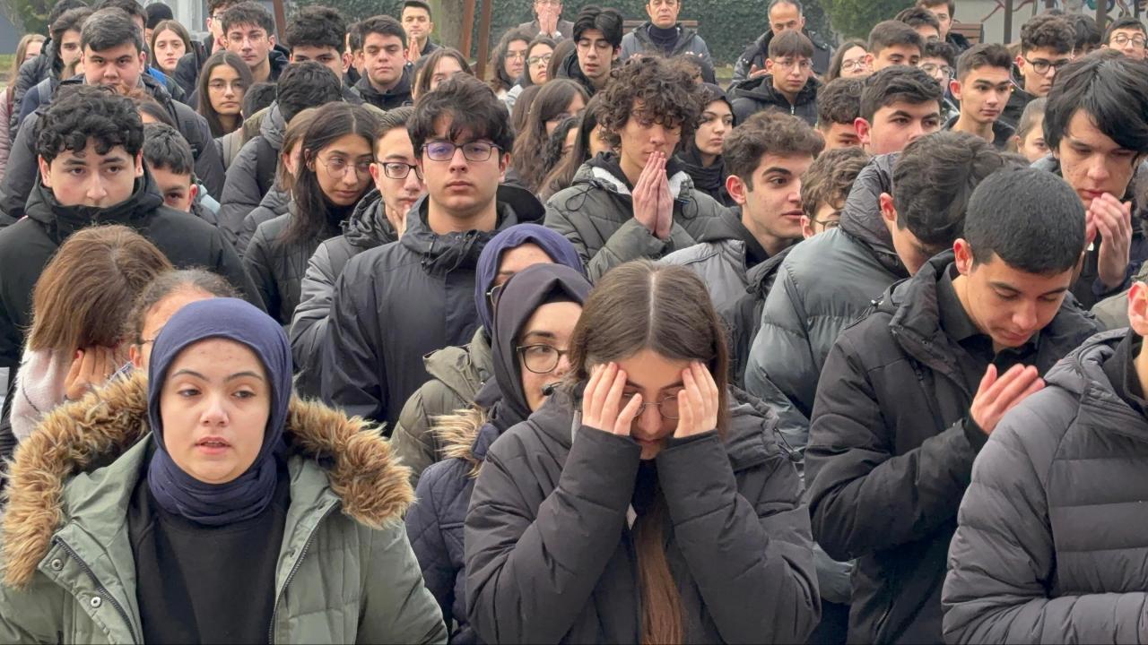 Okul Yangınında Hayatını Kaybeden Öğrenciler Anısında Bir Araya Geldi