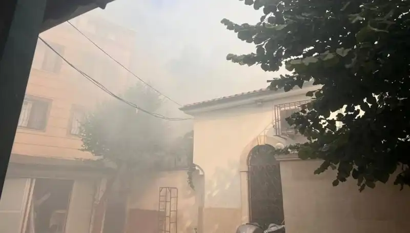Fatih'te Tarihi Tahta Minare Hamamı'nda Yangın Paniği: Kurtarma Çabaları Başladı