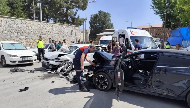 Bitlis'te Trafik Kazası: 10 Kişi Yaralandı, Detaylar Ortaya Çıktı