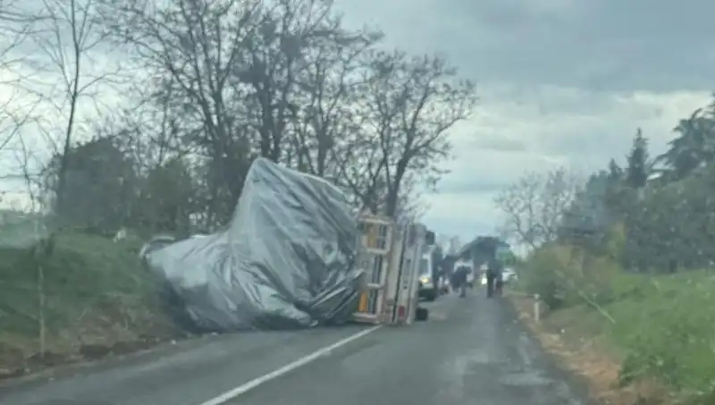 Tekirdağ'da Saman Yüklü TIR Devrildi: Olayda 1 Yaralı