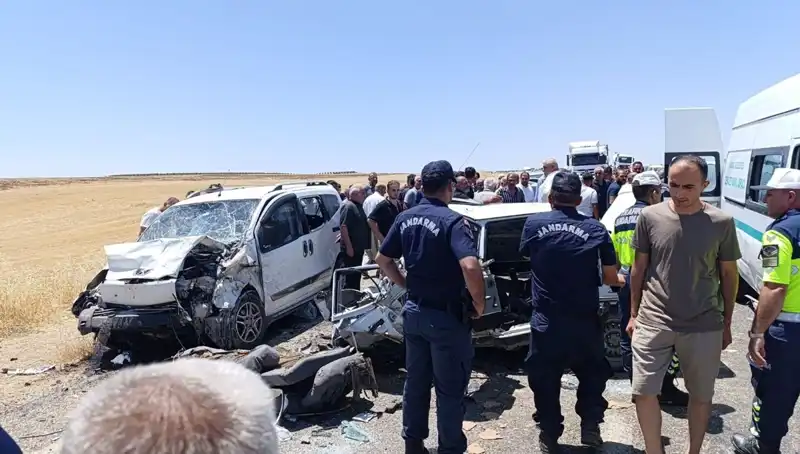 Otomobil ile Hafif Ticari Araç Çarpıştı: 4 Kişinin Hayatı Son Buldu