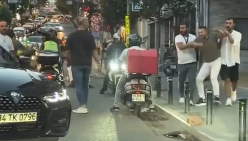 Nişantaşı'nda Yol Verme Kavgası: Kadın Sopayla Saldırıya Uğradı