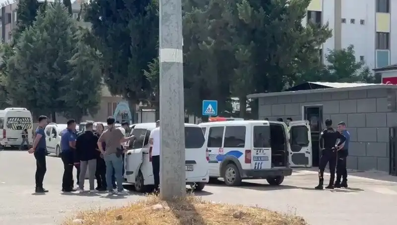 İki Ailenin Kavgası Adliye Önünde Büyüdü: 5 Yaralı ve 7 Gözaltı