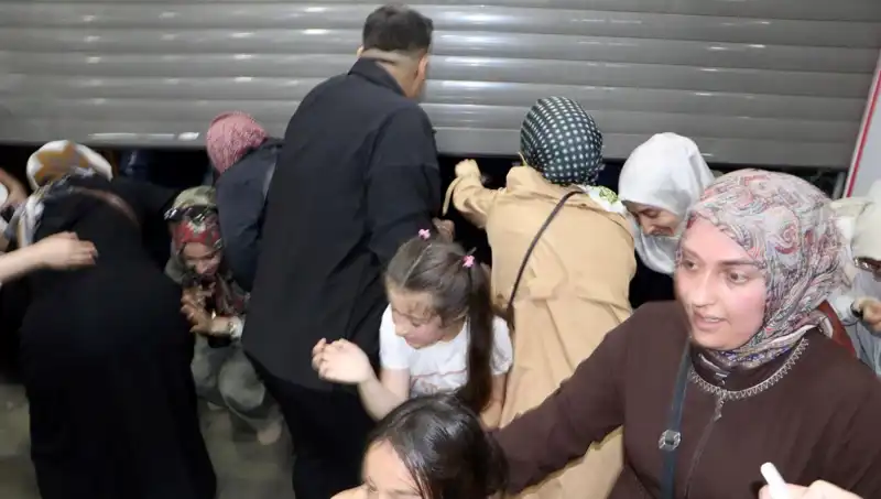 Alışveriş Merkezi Yüzde 50 İndirimle Büyüledi: Ziyaretçilerin İzdihamı Göz Doldurdu