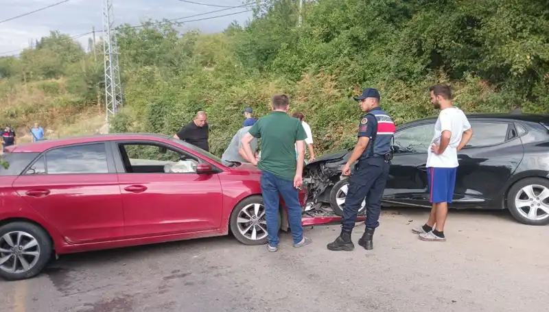 Karamürsel'de Trafik Kazası: 4 Yaralı Otomobil Çarpıştı