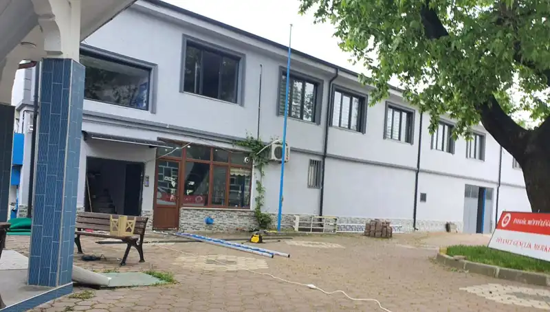 3 Metreden Düşen İşçi Tabela Takarken Hayatını Tehlikeye Attı