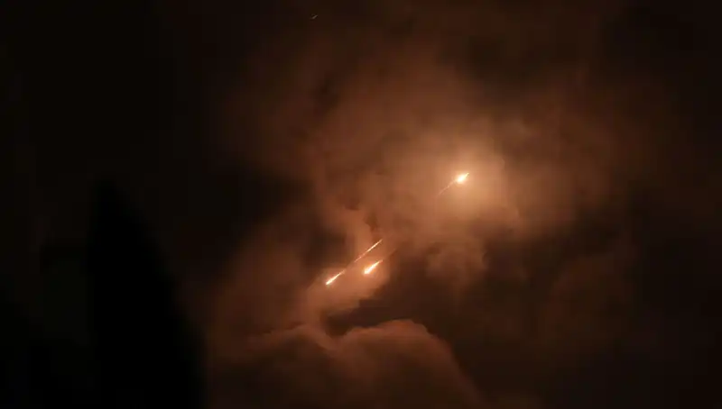 İran'ın Gece Saldırı Stratejisi: Füzelerin Zamanlaması Neden kritik?