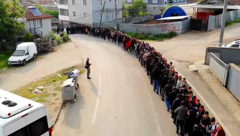 Bursa'nın O Mahallesinde Bayram Geleneği: 1 Kilometrelik Kuyruk Oluştu!