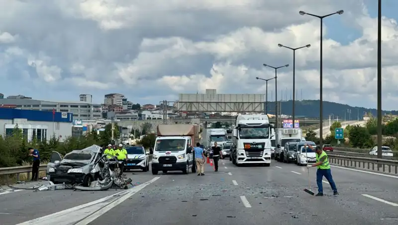 Otoyolda Korkutan Kaza: Üç Kişi Araç İçinde Sıkıştı