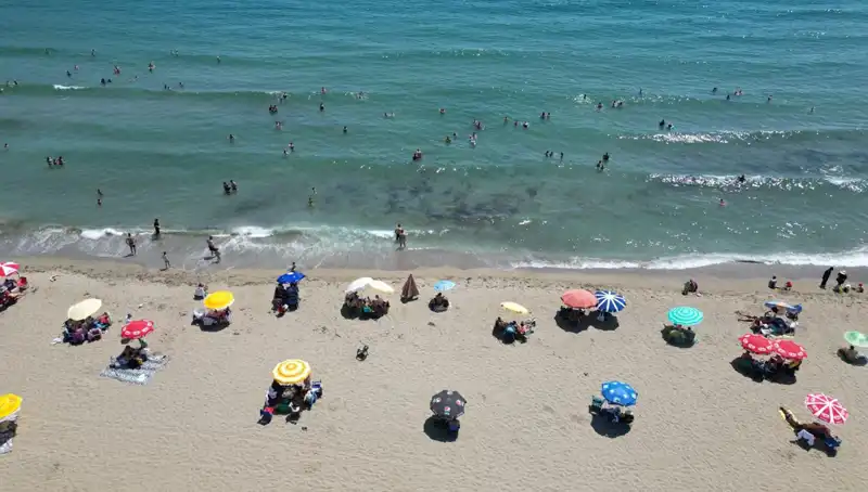 Tekirdağ'da Sıcak Havalar Plajları Doldurdu, Tatilseverler Sahillere Akın Etti