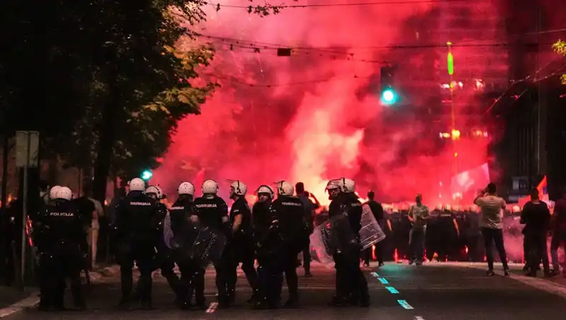 Sırbistan'da Seçim Protestosunda On Binler Sokağa Çıktı, Gözaltılar Yaşandı