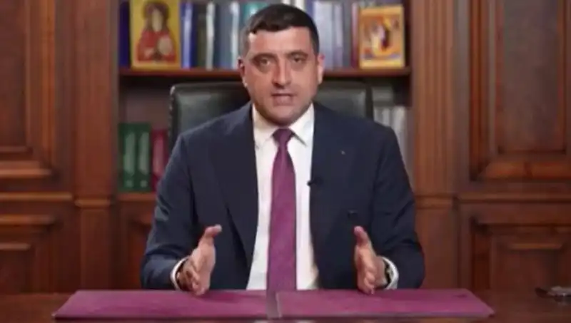 Romanya’da Aşırı Sağcı Aday Seçimlerin İlk Turunda Önde Gidiyor