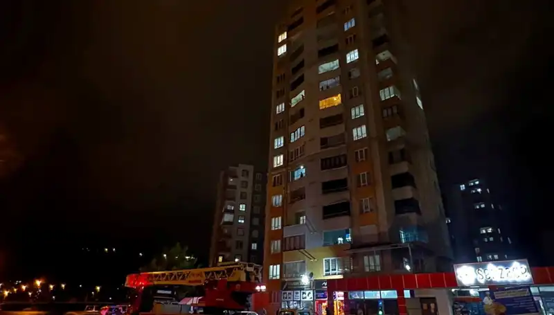 Yıldırım Apartmanın Çatısına Düştü: Büyük Paniğe Neden Oldu