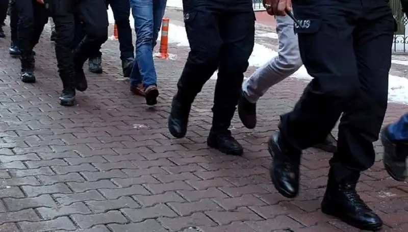 Antalya'da Düzenlenen Silah Kaçakçılığı Operasyonu: 10 Gözaltı