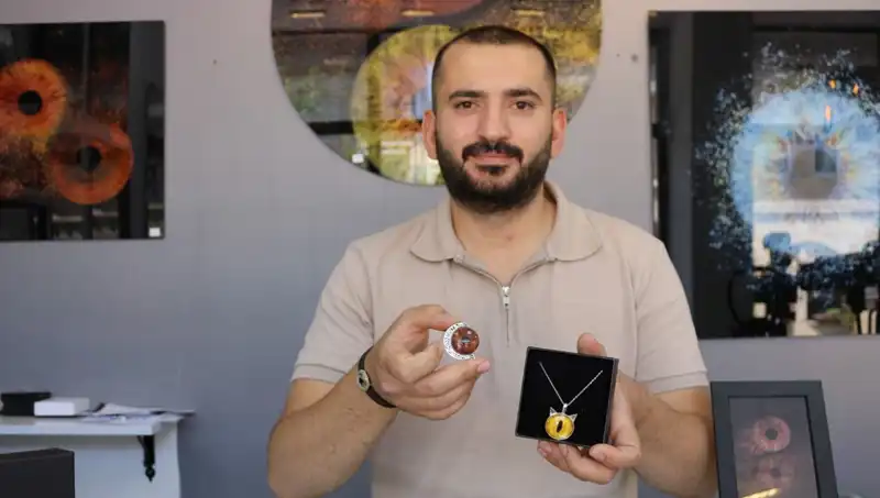 İris Fotoğraflarını Sanata Dönüştüren Yetenekli Sanatçı: İlk Uygulayan Kendisi