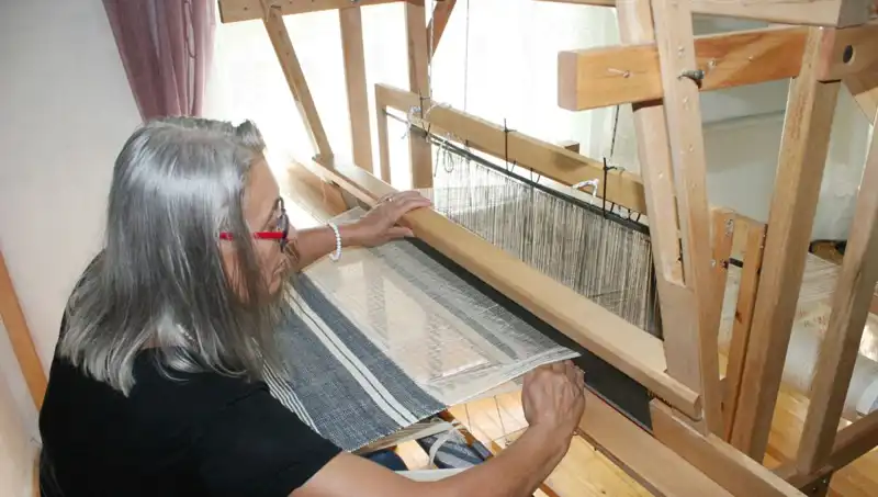 Eski Giysilerin İplerinden Dokunan Yeni Dünyalar: Yaratıcı Bir Sürdürülebilirlik Yaklaşımı
