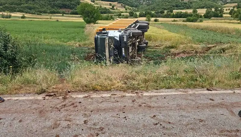 Tokat'ta Feci Kaza! Devrilen Kamyonun Şoförü Hayatını Kaybetti