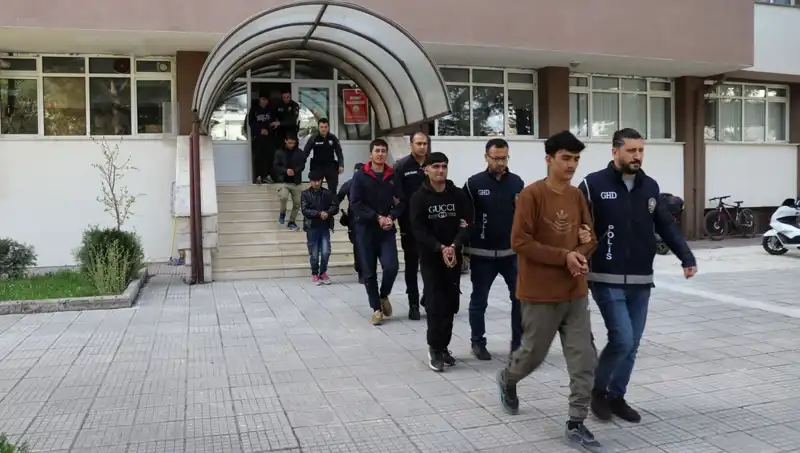 Türkiye’nin İki İlinde 21 Düzensiz Göçmen Yakalandı: Detaylar Ne?
