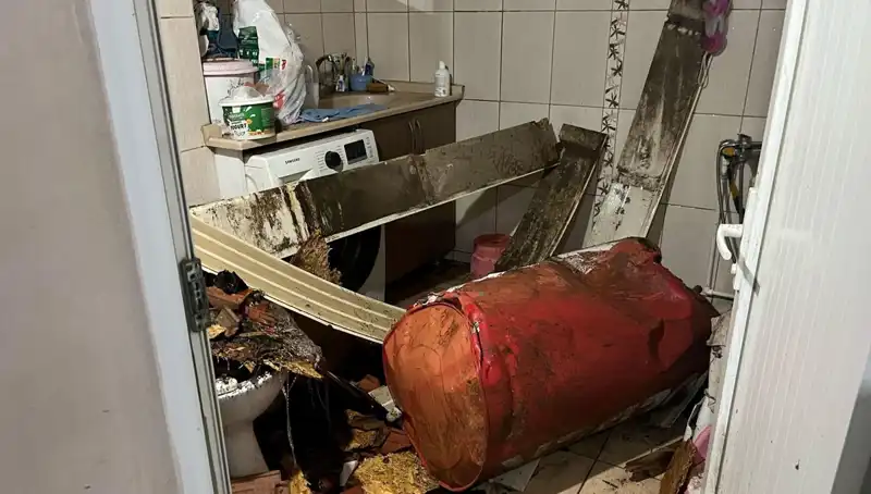 Ege'de Beklenmedik Fırtına: Ağaçlar Devrildi, Caddeler Beyaza Büründü