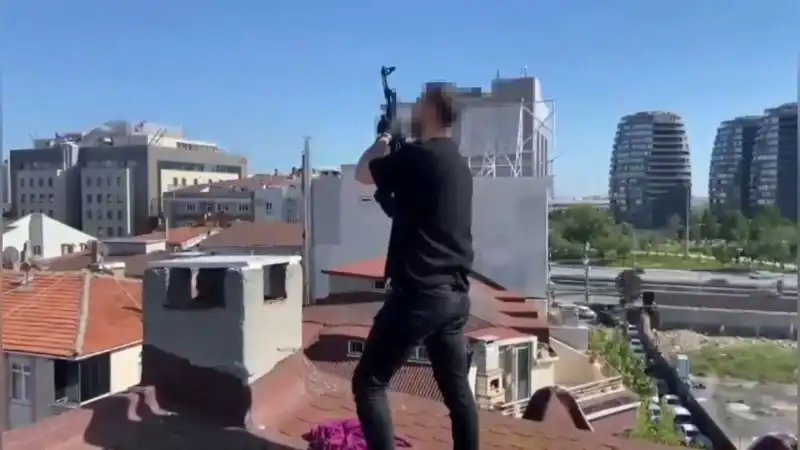 İstanbul'da Operasyon: Çatıya Kaçan Şüphelilerden Bacadan AK-47 Ele Geçirildi