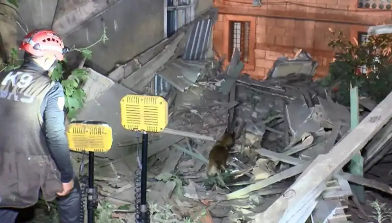 İstanbul'da Deprem Sonrasında Korkutan Bina Çöktü: Can Kaybı Var mı?