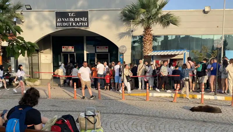 Bayram Tatilinde Midilli Adası'na Yoğun İlgi: Neden Bu Kadar Tercih Ediliyor?