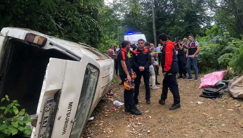 Rize'de Yamaçtan Yuvarlanan Minibüs, Feci Kazada İki Can Aldı!