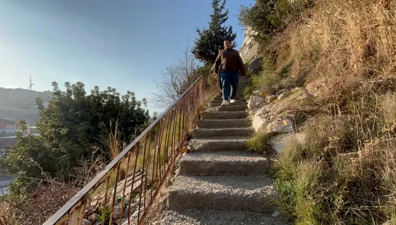 Doğa Harikası Bir Uçurumda: Yürüyerek Eve Dönüşün Mücadelesi!