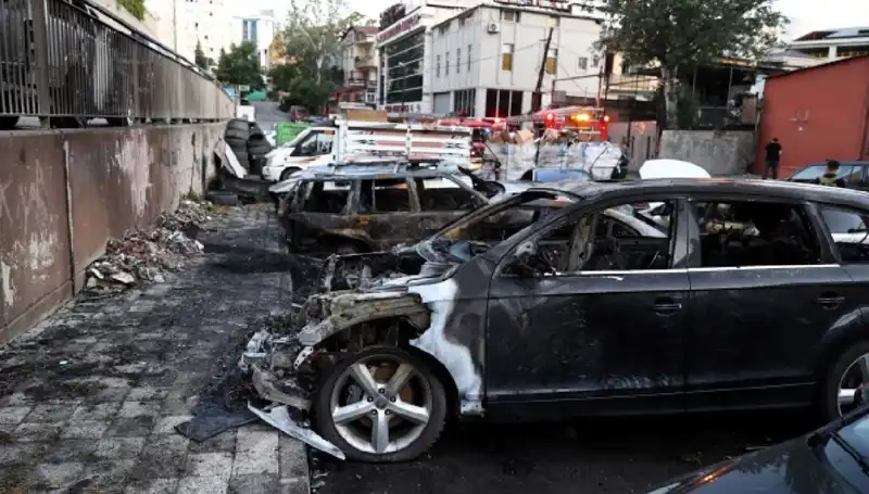 Sanayi Alanında Sıra Dışı Yangın: Tamir Bekleyen Araçlar Alev Alev Yandı