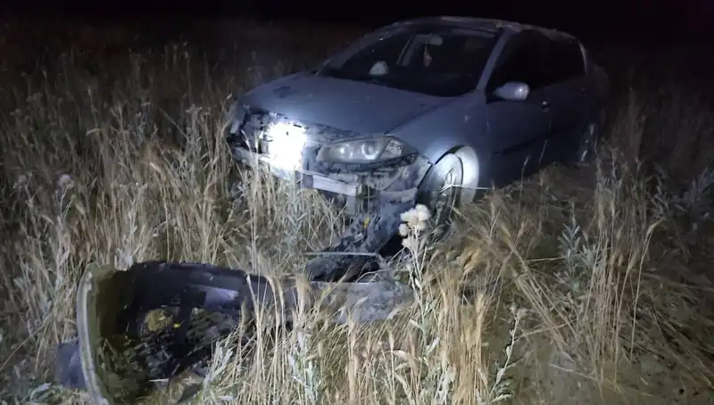 Burdur'da Otomobil Tarlaya Uçtu: İki Yaralı ve Olayın Şok Edici Ayrıntıları