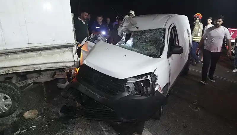 İstanbul'da Feci Kaza: Araçlar Çarpıştı, 3 Kişi Yaralandı
