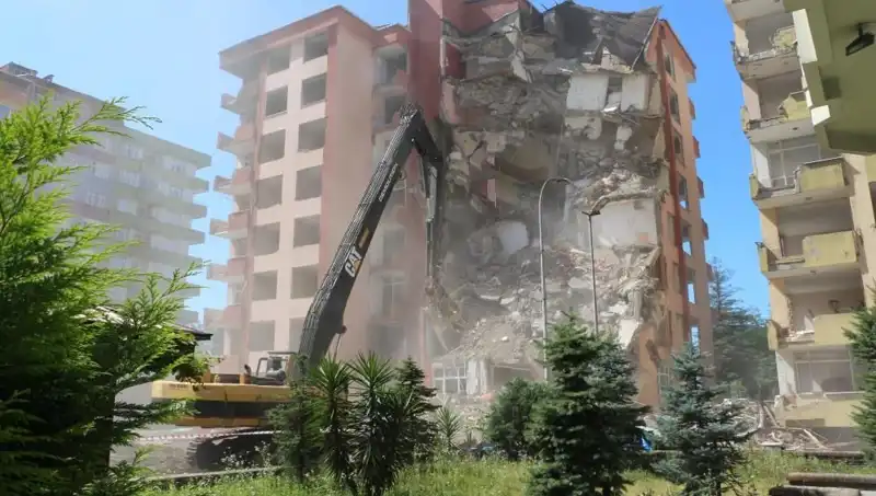 Dalgalar Neden Oldu: İki Bina Birden Yıkılma Sürecine Girdi!