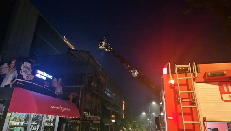 Beşiktaş'ta 3 Katlı Restoranda Korkutan Yangın: Yangın Söndürme Ekipleri Zamanla Yarıştı