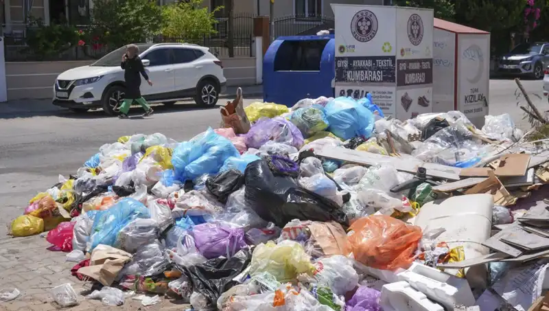 İzmir'de Çöp Yığınları Krizi: Şehirde Temizlik Sorunu Büyüyor