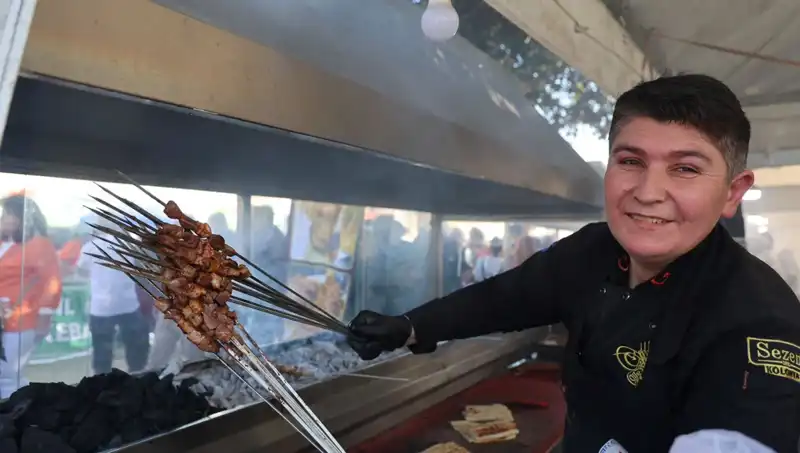 Kozan Karnavalı'nda Yarım Ton Ciğer Tüketildi: Lezzet Durağı Oldu!