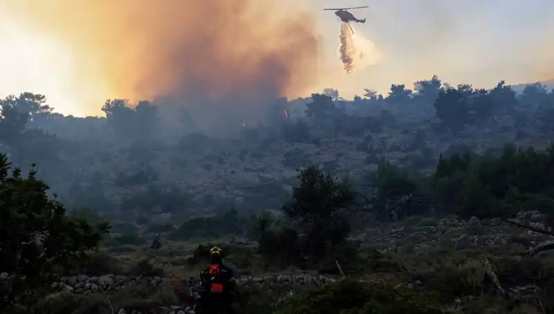 Eğriboz Adası’nda Küçük Yerleşim Alanları Yangın Tehdidi Altında